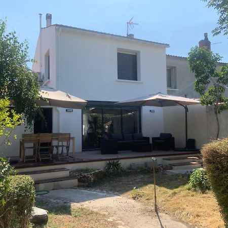 Villa au calme dans un écrin de verdure Aytré Extérieur photo